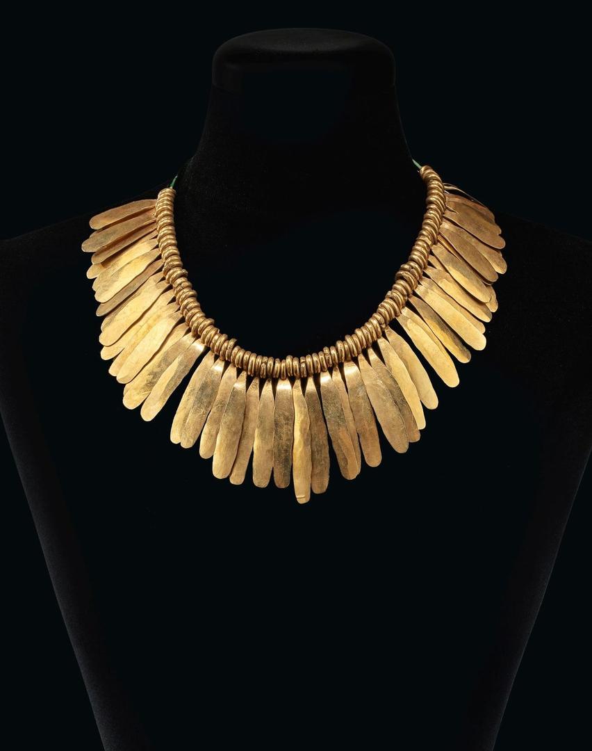 Feathered necklace on torso form. calder-necklace-2